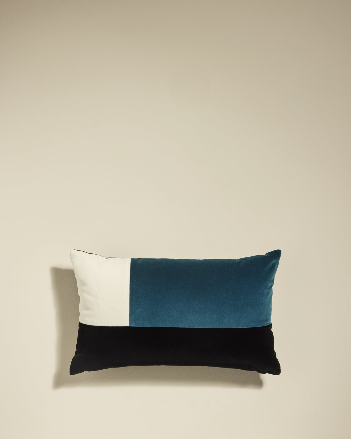 Coussin Echec et Mat - Bleu Sarah design Maison Sarah Lavoine Bleu Sarah Velours 50 cm 30 cm  1