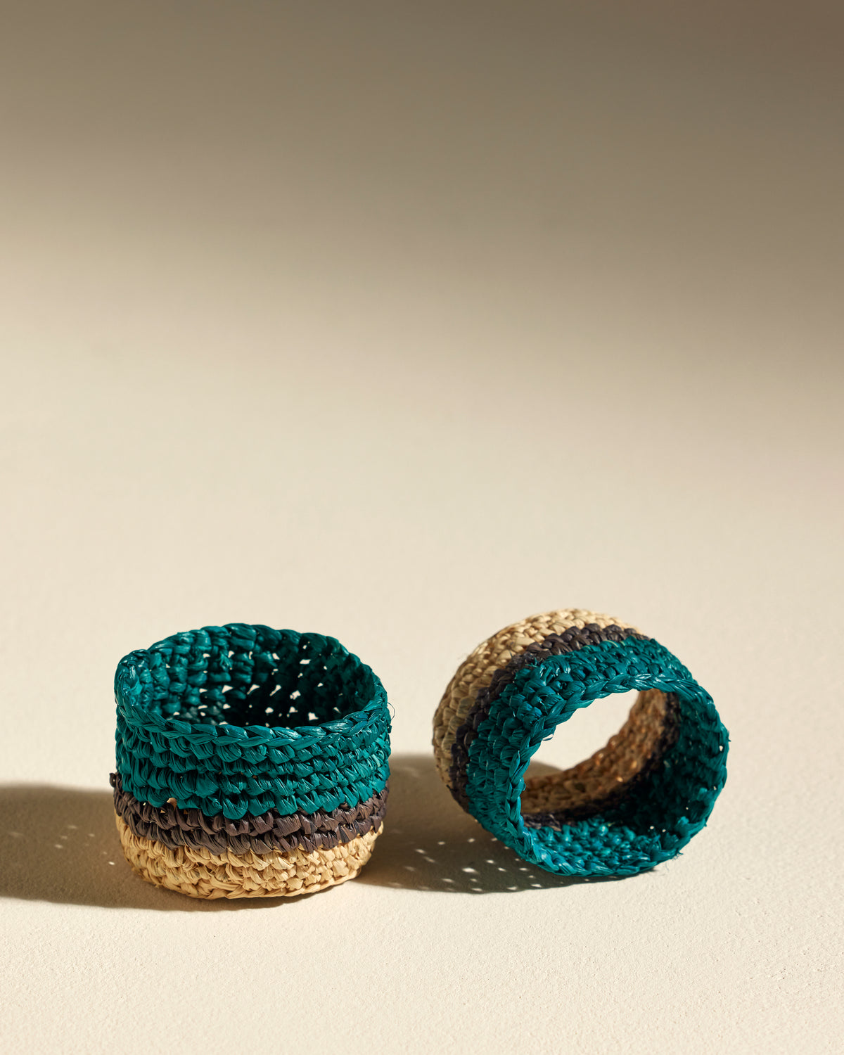 Globe napkin ring - Modern Sarah Blue Maison Sarah Lavoine Sarah Blue Raffia 1