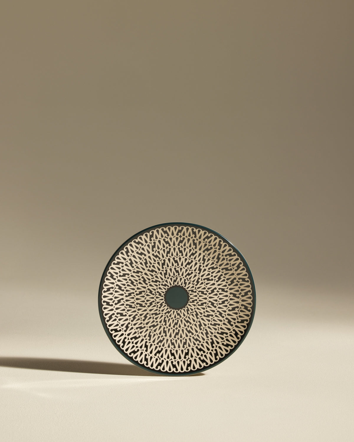 Assiette à dessert Sarah - Radis Noir design moderne Maison Sarah Lavoine Radis Noir Céramique   2