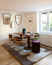 Coin repas : miroirs Organique et Ovo en noyer, table en bois, chaises Moon Chrome et pouf bordeaux