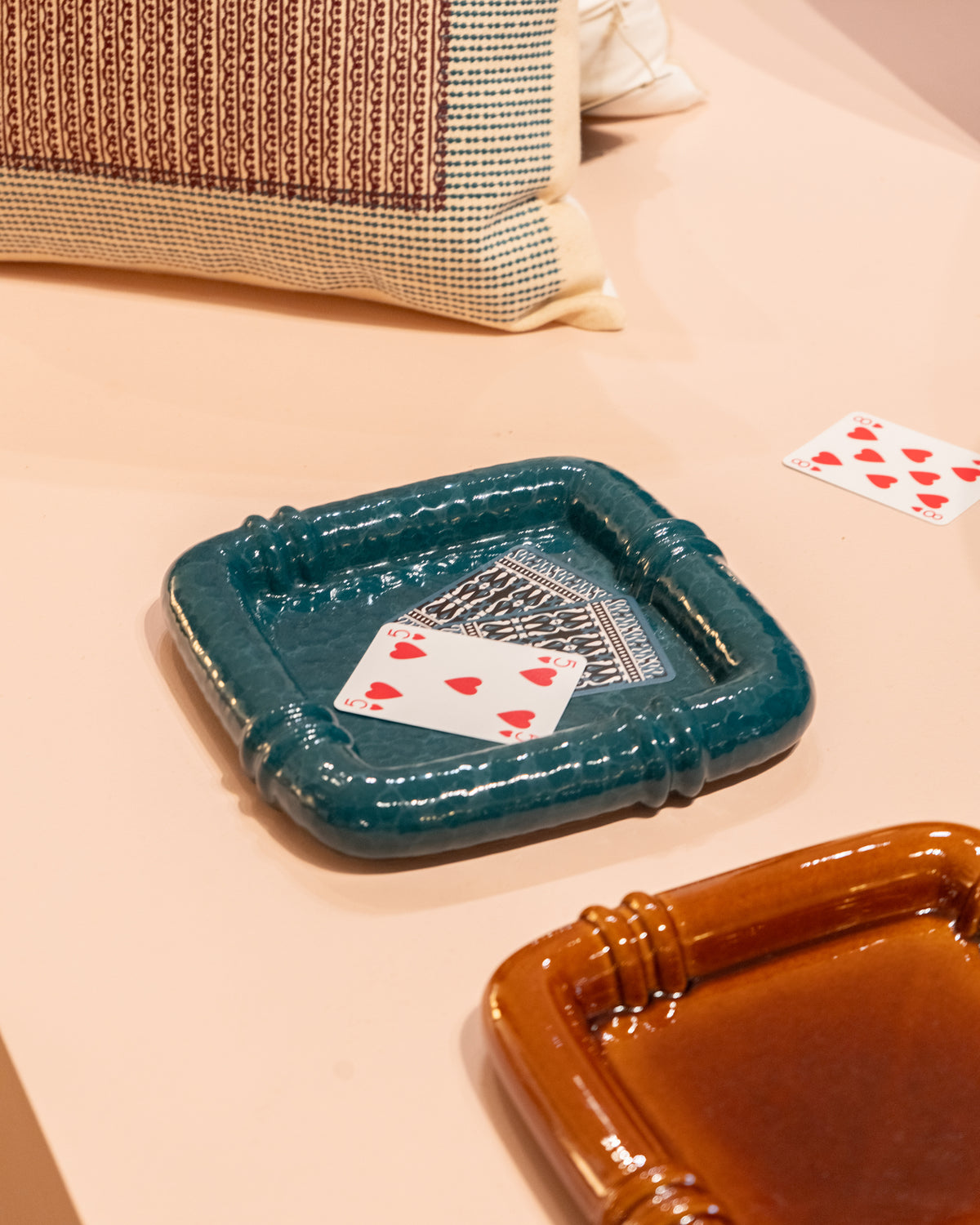 Vide-poches Coco Bleu Sarah et Noisette avec cartes à jouer, coussin tissé en arrière-plan